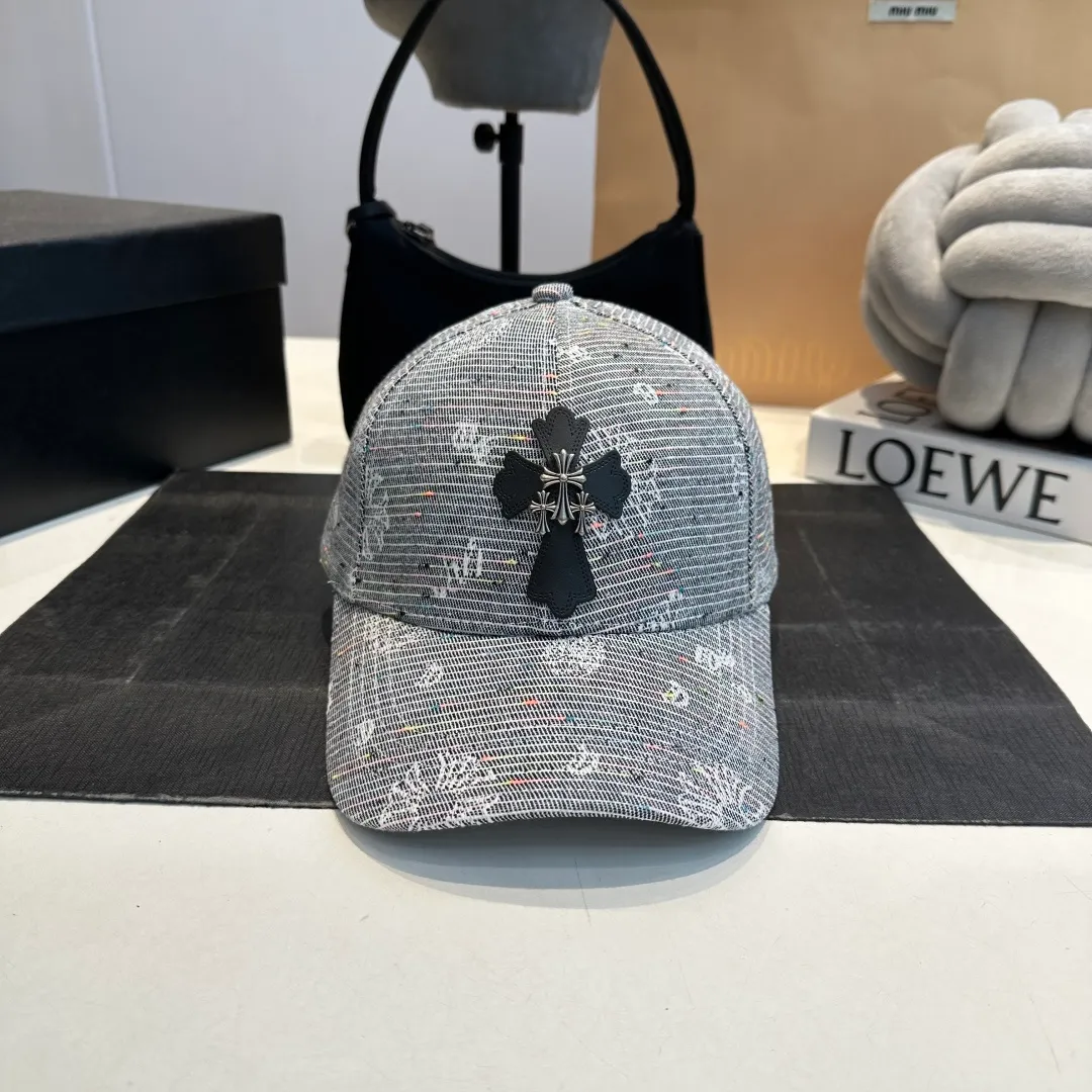 P56 Crow Heart 🆕🆕New baseball cap, personalized fashion classic cross logo, casual with a cool feeling, unisex style, same style for men and women! Very easy to match! Head circumference: 56-58cm is available
